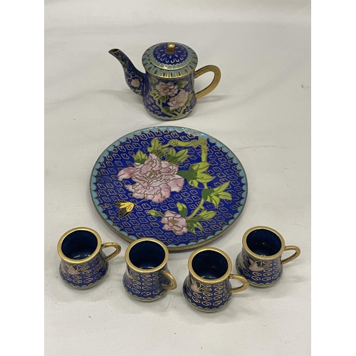 7 - VARIOUS CLOISONNE ITEMS TO INCLUDE A BLUE LIDDED POT ON A STAND, A PAIR OF LIDDED POTS ON STANDS AND... 