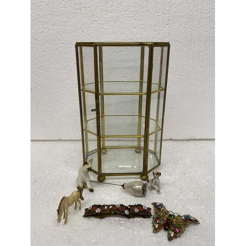 100 - A BRASS AND GLASS SMALL DISPLAY CABINET WITH CONTENTS TO INCLUDE MINIATURE ANIMALS, A BRACELET, BROO... 