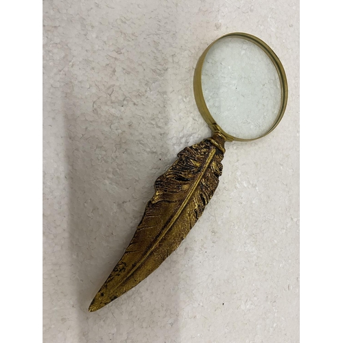 121 - A MAGNIFYING GLASS WITH METAL GILDED 'FEATHER' HANDLE