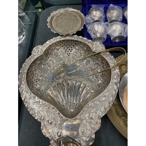 127 - A QUANTITY OF SILVER PLATED ITEMS TO INCLUDE A BOXED SET OF GOBLETS, A BASKET HANDLED DISH, SHELL SH... 