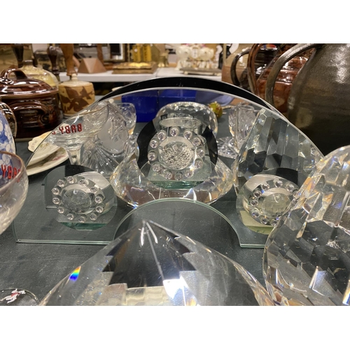 130 - A QUANTITY OF GLASSWARE TO INCLUDE AN ARCHED TEALIGHT HOLDER, PRISM, CANDLE HOLDERS, A LARGE PEAR, E... 