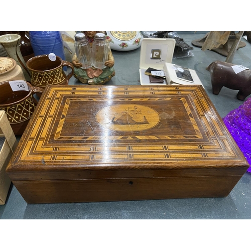 140 - A VINTAGE MAHOGANY BOX WITH MARQUETRY BANDING TO THE TOP AND AN IMAGE OF A CASTLE