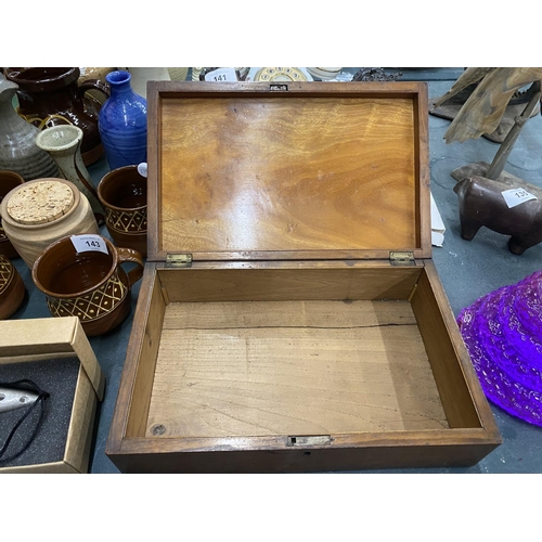 140 - A VINTAGE MAHOGANY BOX WITH MARQUETRY BANDING TO THE TOP AND AN IMAGE OF A CASTLE