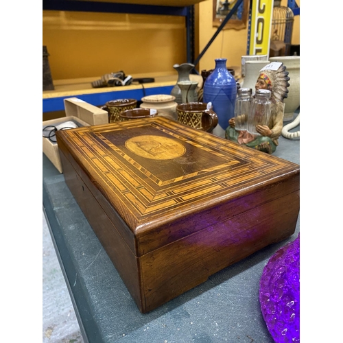 140 - A VINTAGE MAHOGANY BOX WITH MARQUETRY BANDING TO THE TOP AND AN IMAGE OF A CASTLE