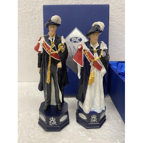 68 - A FIGURE OF QUEEN ELIZABETH 11 AND THE DUKE OF EDINBURGH TO COMMEMORATE THE DIAMOND JUBILEE - BOXED