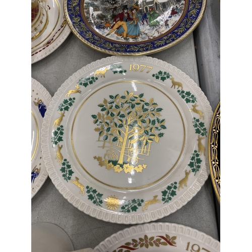 84 - SIX VINTAGE SPODE CHRISTMAS PLATES, A ROYAL WORCESTER PLUS FOUR QUEEN ELIZABETH 11  COMMEMORATIVE MU... 