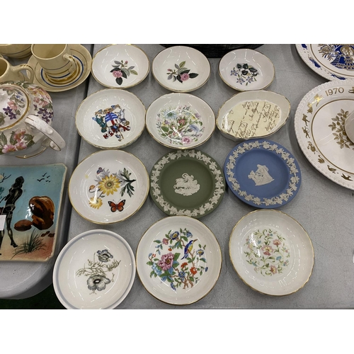 85 - A QUANTITY OF TRINKET/PIN DISHES TO INCLUDE WEDGWOOD, COALPORT, AYNSLEY, ETC