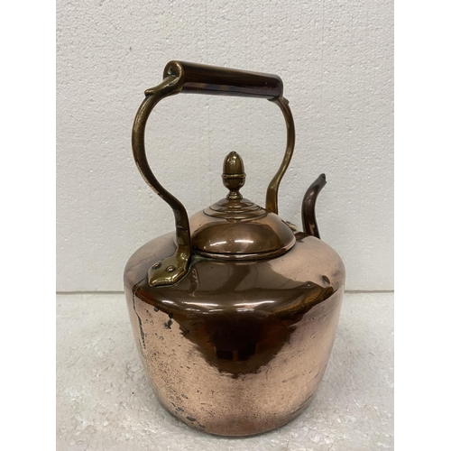 98 - A HEAVY COPPER KETTLE WITH ACORN FINIAL