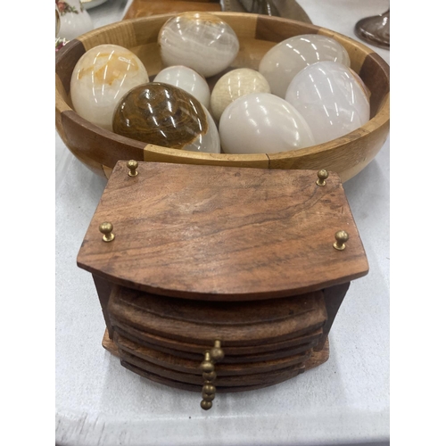 171 - A MIXED LOT TO INCLUDE A TREEN BOWL WITH ONYX EGGS, VINTAGE WOODEN 'BRUSH' TRAY AND BRUSH, AMBER BAK... 