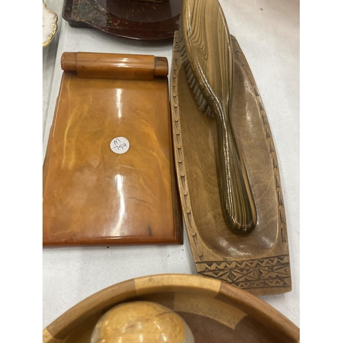 171 - A MIXED LOT TO INCLUDE A TREEN BOWL WITH ONYX EGGS, VINTAGE WOODEN 'BRUSH' TRAY AND BRUSH, AMBER BAK... 