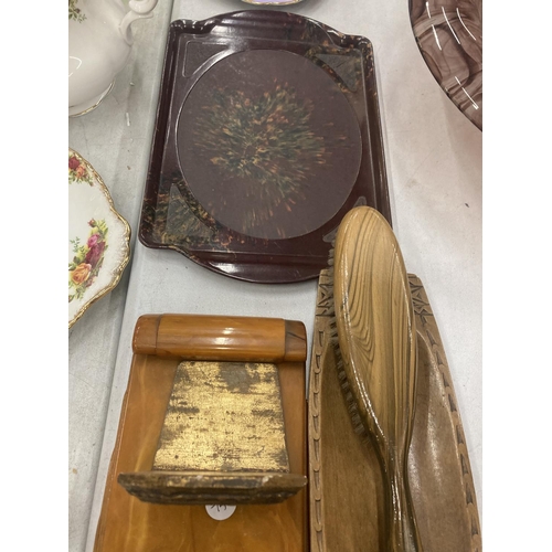 171 - A MIXED LOT TO INCLUDE A TREEN BOWL WITH ONYX EGGS, VINTAGE WOODEN 'BRUSH' TRAY AND BRUSH, AMBER BAK... 