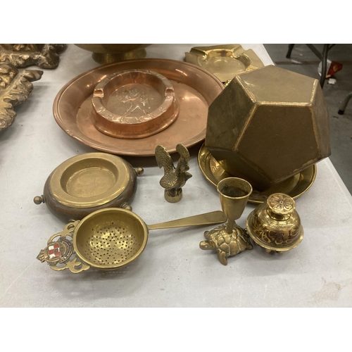 179 - A QUANTITY OF BRASS AND COPPER ITEMS TO INCLUDE BOWLS, PLANTER, COPPER TRAY, JOHNNY WALKER COPPER AS... 