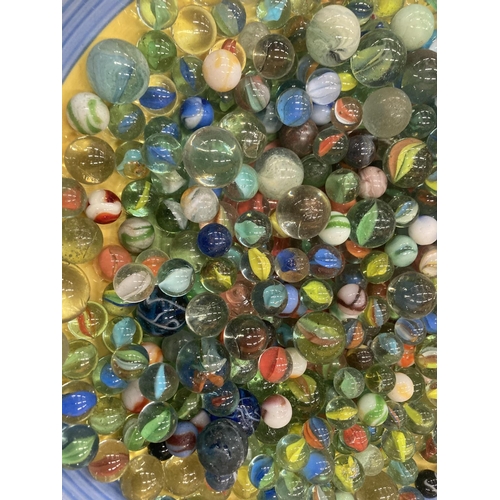 190 - A LARGE BOWL CONTAINING A QUANTITY OF VINTAGE GLASS MARBLES