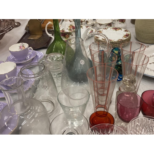 193 - A LARGE QUANTITY OF GLASSWARE TO INCLUDE COLOURED SLIM NECK VASES, A M'DINA STYLE BOWL, DARTINGTON C... 