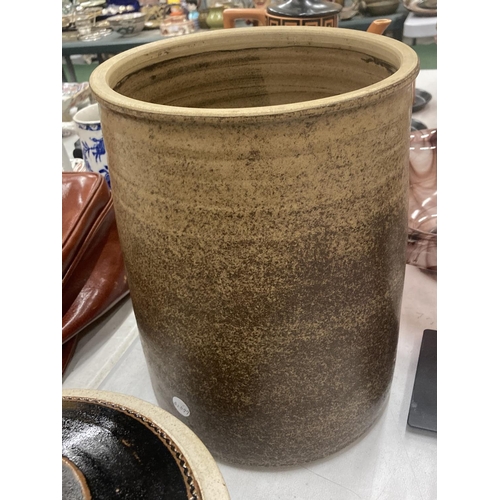 199 - TWO LARGE STUDIO POTTERY PIECES TO INCLUDE A STONEWARE CASSEROLE DISH AND A STONEWARE VESSWEL HEIGHT... 