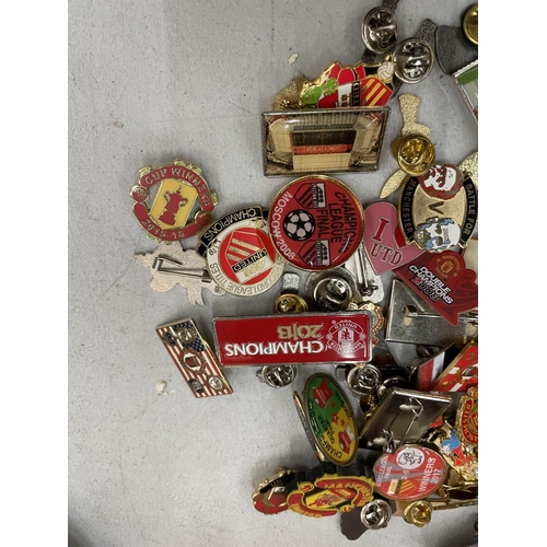 170A - A LARGE QUANTITY OF MANCHESTER UNITED FOOTBALL CLUB BADGES (OVER 100)