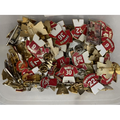 232A - A LARGE QUANTITY OF MANCHESTER UNITED FOOTBALL CLUB BADGES