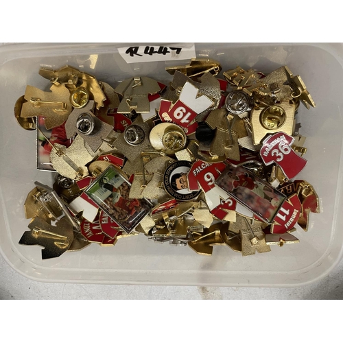 232A - A LARGE QUANTITY OF MANCHESTER UNITED FOOTBALL CLUB BADGES