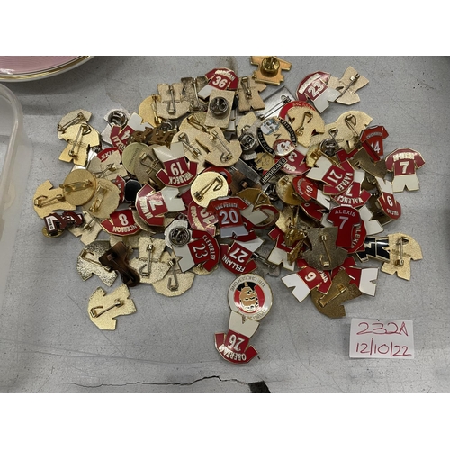 232A - A LARGE QUANTITY OF MANCHESTER UNITED FOOTBALL CLUB BADGES