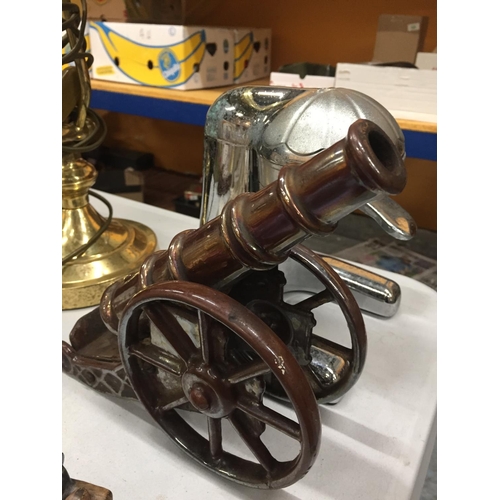 145 - A VINTAGE POKER CANON, JUICER AND BRASS BANKERS LAMP