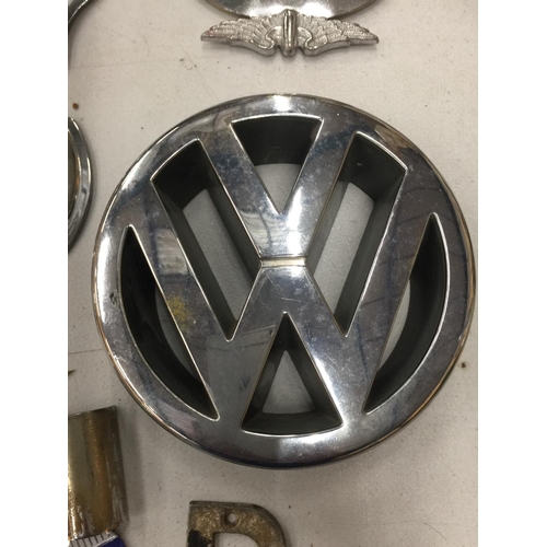 148 - A COLLECTION OF AUTOMOBILIA TO INCLUDE VINTAGE AA BADGES, VW AND MERCEDES CAR BADGES, ETC