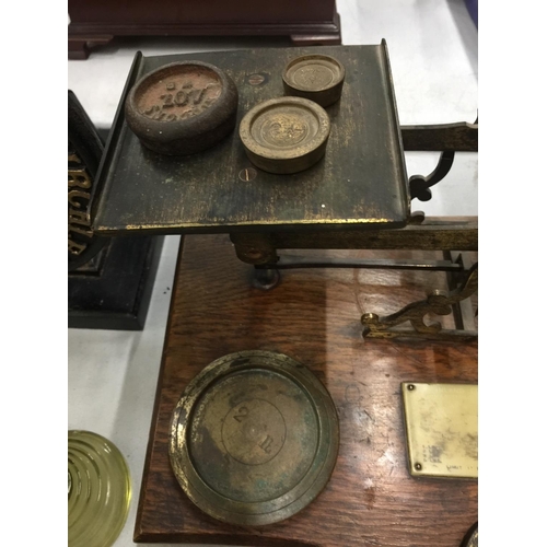 152 - A SET OF MAHOGANY AND BRASS VINTAGE PARCEL SCALES WITH WEIGHTS