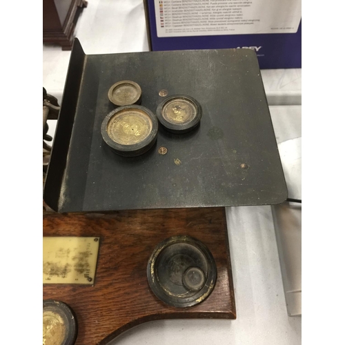 152 - A SET OF MAHOGANY AND BRASS VINTAGE PARCEL SCALES WITH WEIGHTS