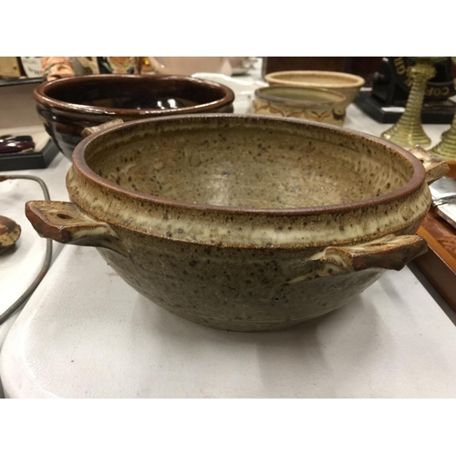 154 - A QUANTITY OF STUDIO POTTERY BOWLS - SOME SIGNED TO THE BASE