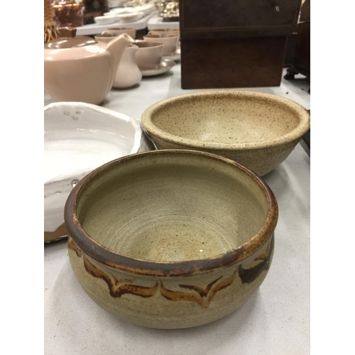 154 - A QUANTITY OF STUDIO POTTERY BOWLS - SOME SIGNED TO THE BASE