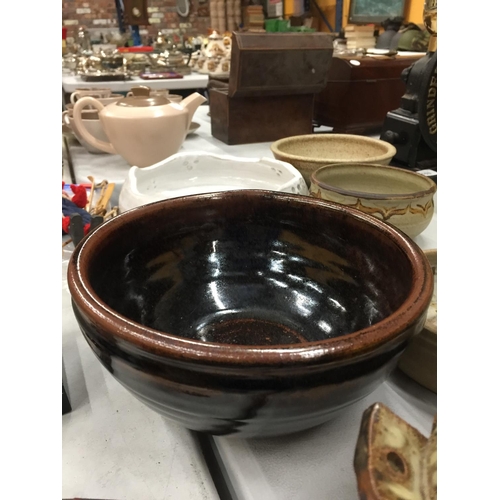 154 - A QUANTITY OF STUDIO POTTERY BOWLS - SOME SIGNED TO THE BASE