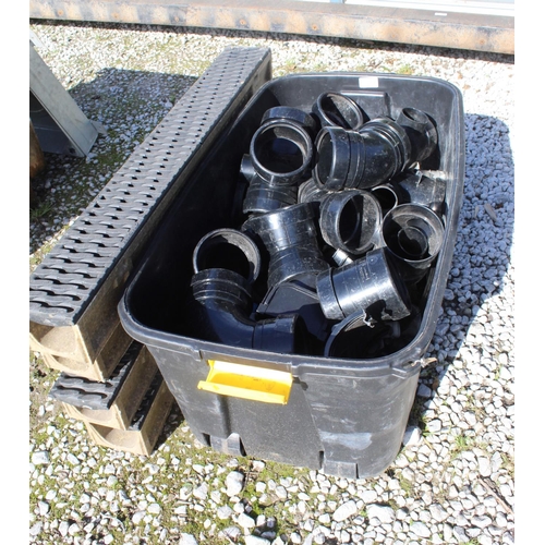 1104 - BOX OF SOIL PIPE COUPLINGS AND 4 NEW ACORN DRAINS  NO VAT