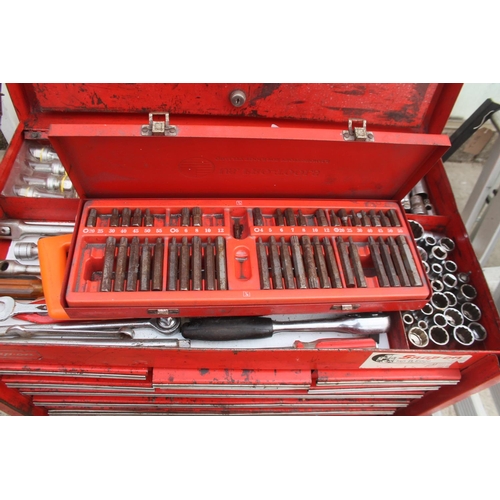 67 - SNAP ON TOOL BOX - COMPLETE WITH TOOLS - NO VAT