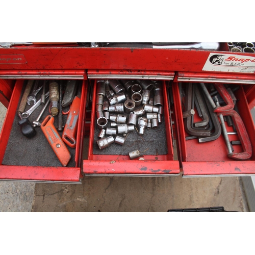 67 - SNAP ON TOOL BOX - COMPLETE WITH TOOLS - NO VAT