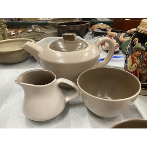 206 - A POOLE POTTERY RETRO TEASET IN CREAM AND BROWN TO INCLUDE A TEAPOT, CREAM JUG, SUGAR BOWL, SIX CUPS... 