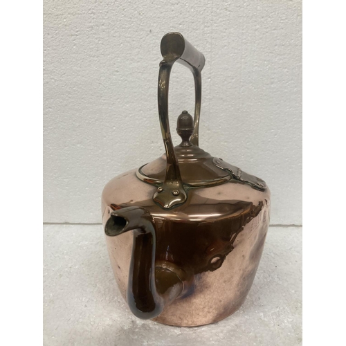 216 - A HEAVY COPPER KETTLE WITH AN ACORN FINIAL