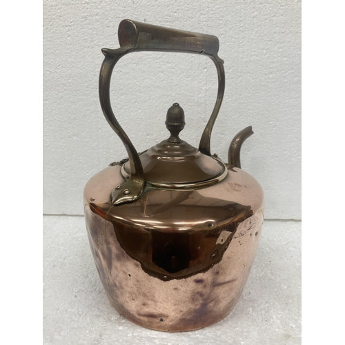 216 - A HEAVY COPPER KETTLE WITH AN ACORN FINIAL