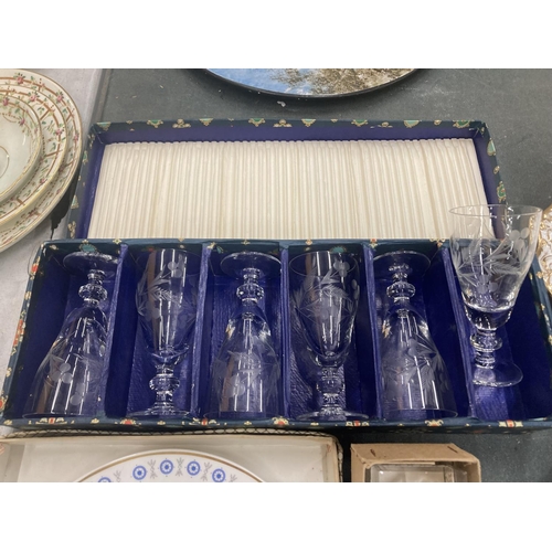 229 - A MIXED LOT TO INCLUDE A BOXED SET OF SIX ETCHED SHERRY GLASSES, CHARLES AND DIANA WEDDING PLATE, HA... 