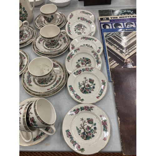 256 - A QUANTITY OF LORD NELSON POTTERY 'INDIAN TREE' TO INCLUDE CUPS, SAUCERS, PLATES AND A COFFEE POT - ... 