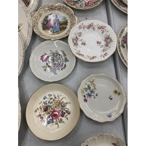 257 - A QUANTITY OF PIN TRAYS INCLUDE ROYAL DOULTON, ROYAL WORCESTER, JAMES KENT, ETC