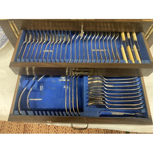 263 - A SOLID OAK CAMPAIGN BOX WITH THREE TIERS CONTAINING A 1930'S BENSON CANTEEN OF CUTLERY TO INCLUDE K... 