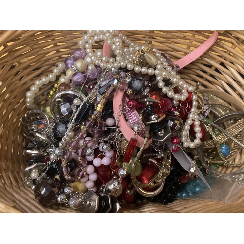 272 - A QUANTITY OF COSTUME JEWELLERY TO INCLUDE BEADS, BANGLES, ETC