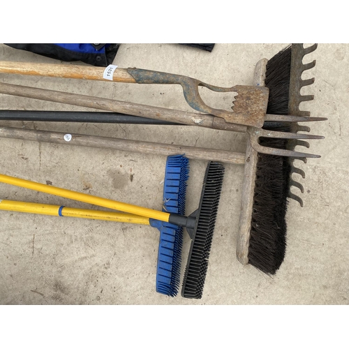 1531 - AN ASSORTMENT OF TOOLS TO INCLUDE BRUSHES, A RAKE AND A HOE ETC