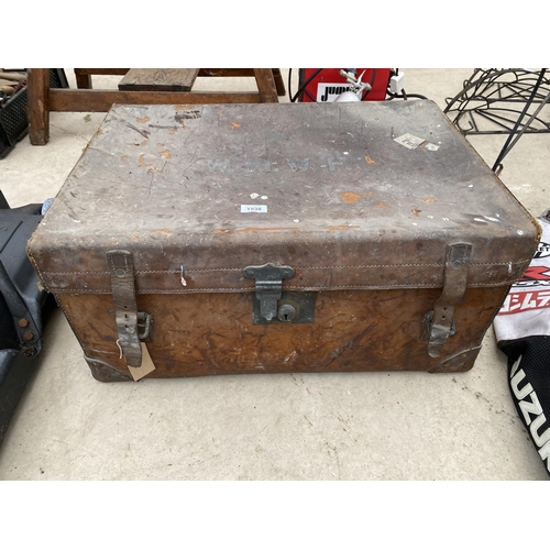 1538 - A VINTAGE LEATHER TRAVEL TRUNK