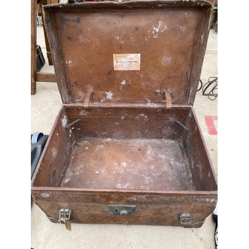 1538 - A VINTAGE LEATHER TRAVEL TRUNK