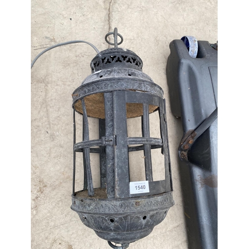 1540 - A VINTAGE HANGING ELECTRIC LANTERN