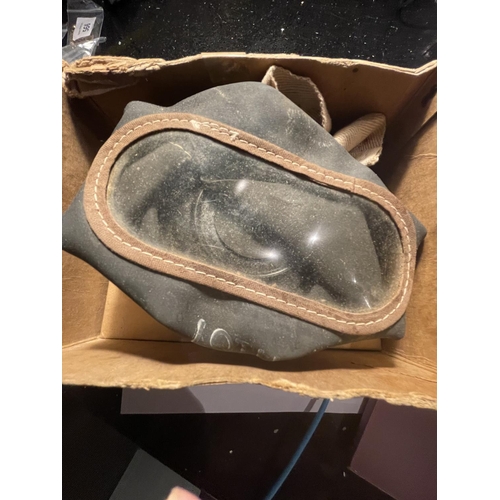 200A - A WORLD WAR II BOXED GAS MASK