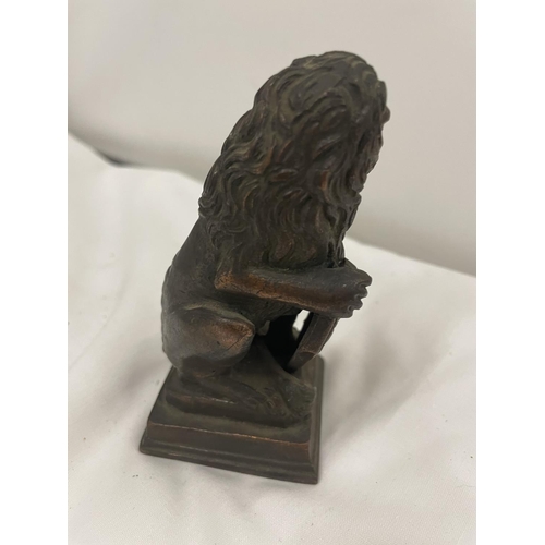 60a - A SMALL BRONZE STATUE OF A LION