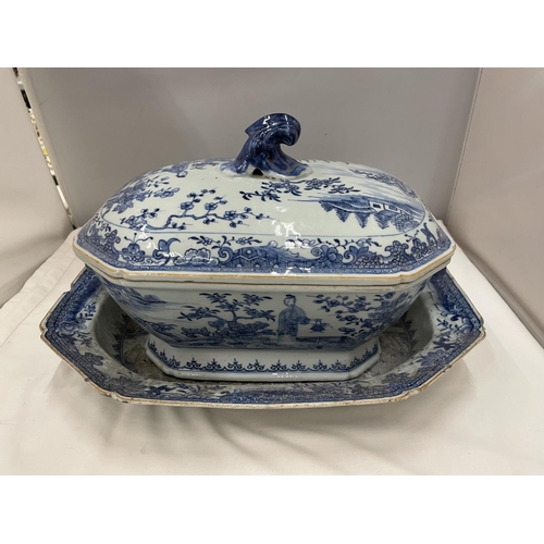 15 - A BELIEVED TO BE LATE 18TH/EARLY 19TH CENTURY CHINESE QING DYNASTY/NANKIN BLUE AND WHITE LARGE LIDDE... 