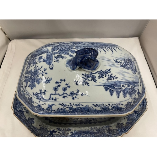 15 - A BELIEVED TO BE LATE 18TH/EARLY 19TH CENTURY CHINESE QING DYNASTY/NANKIN BLUE AND WHITE LARGE LIDDE... 