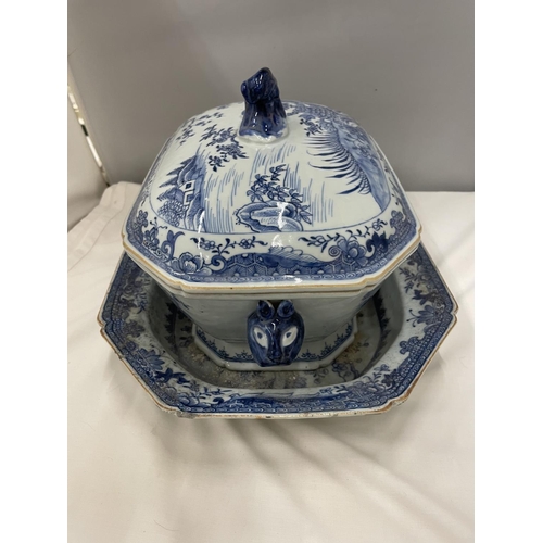 15 - A BELIEVED TO BE LATE 18TH/EARLY 19TH CENTURY CHINESE QING DYNASTY/NANKIN BLUE AND WHITE LARGE LIDDE... 